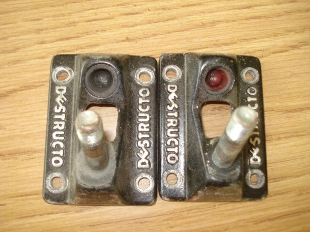 VINTAGE DESTRUCTO SKATEBOARD TRUCKS