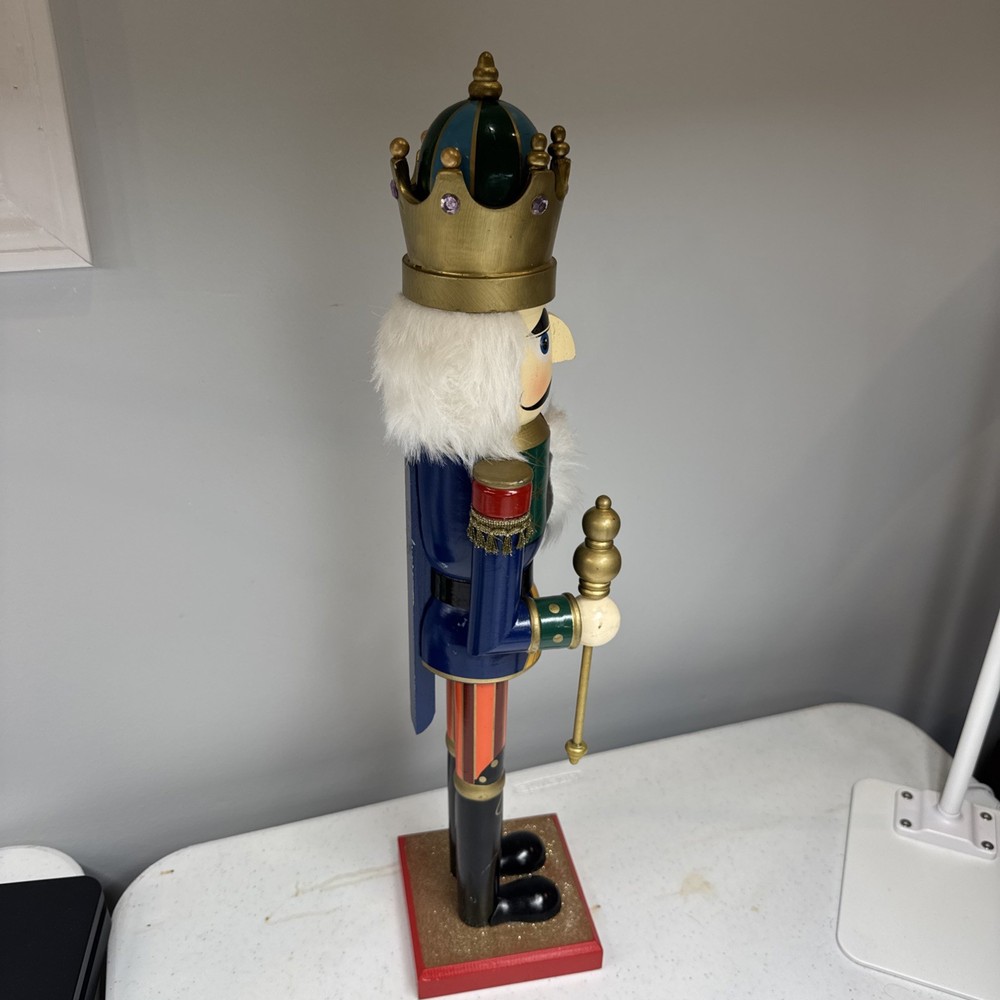 24 In Tall Beautiful Soldier Nutcracker