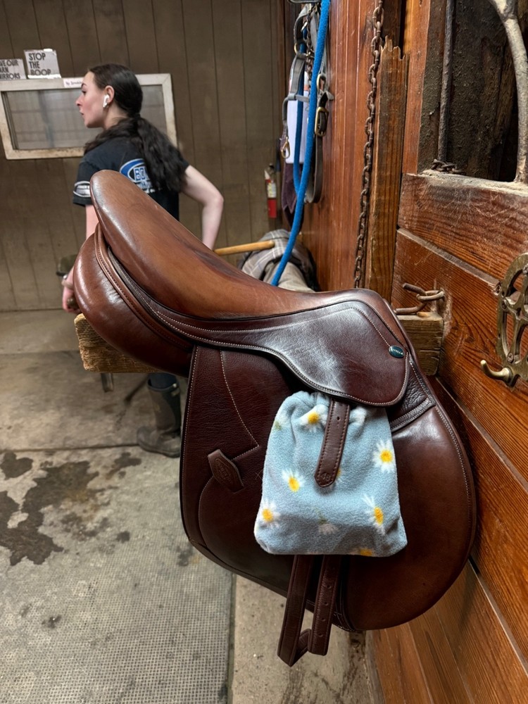 Henri De Rivella 17” seat saddle. It has a medium sized tree.