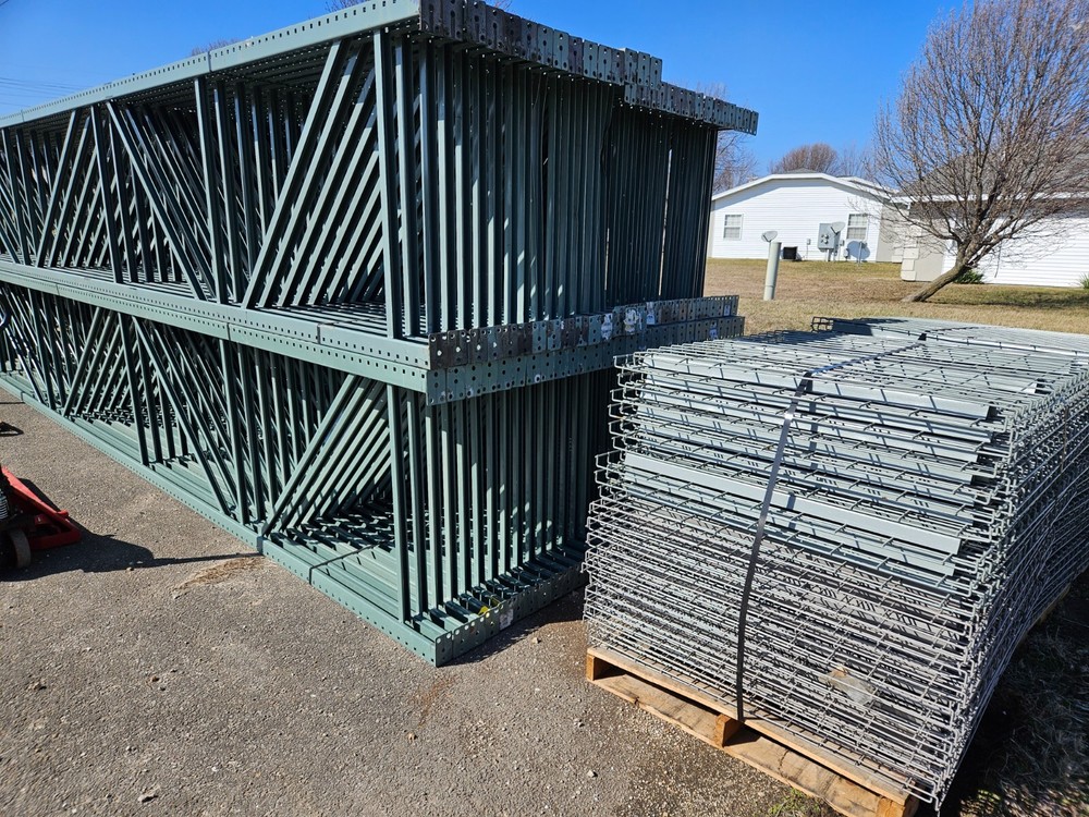 Wire decking for pallet racking