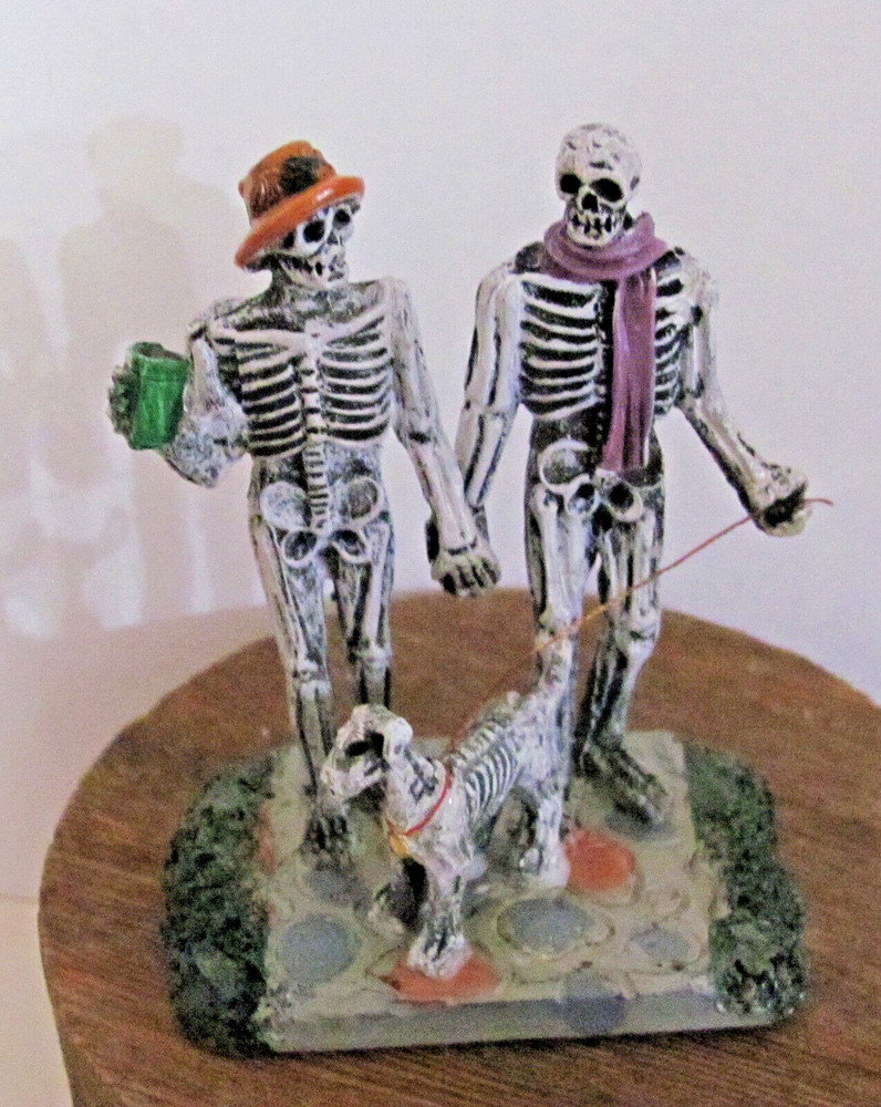 Lemax Spooky Town Figurine - Moonlight Stroll #82571