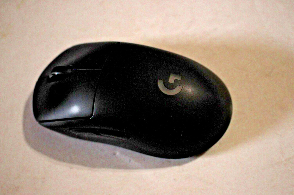 LOGITECH G PRO WIRELESS GAMING MOUSE no usb included