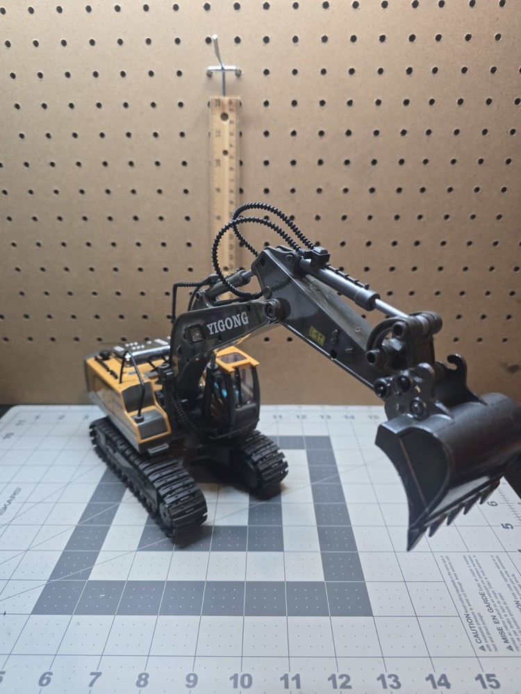 Remote Control Truck 1:20 11CH RC Excavator Construction Missing Remote UNTESTED