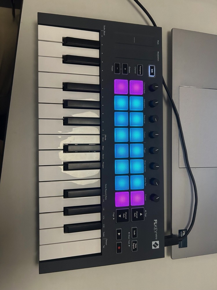 Novation FLkey Mini USB Midi Keyboard Controller 25-Mini Keys FL Studio