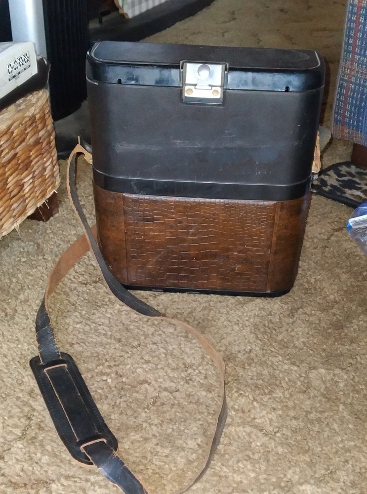 Old Slide Projector/w Case