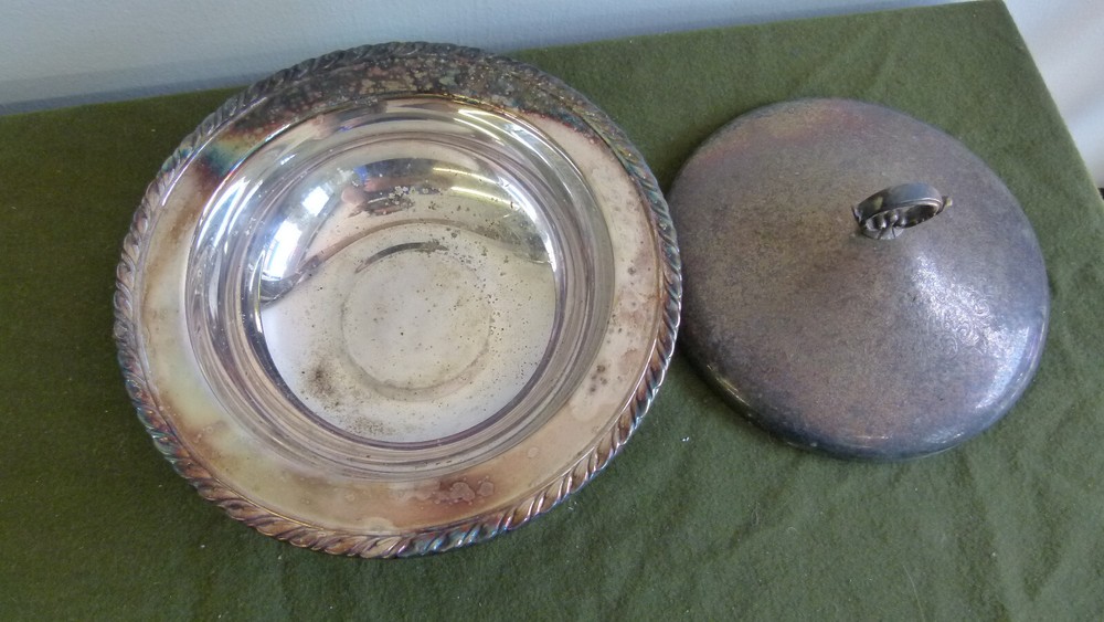 WM Rogers by Oneida LTD Silversmiths Lidded Silver Plated Serving Footed Dish