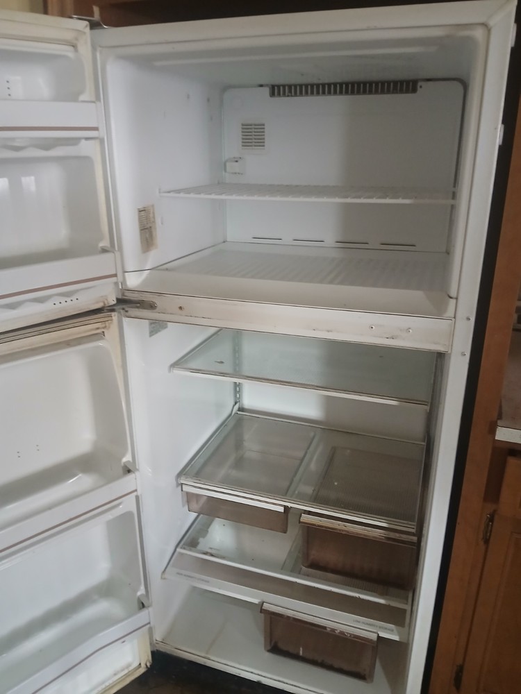 Frigidaire Comfee SBS 527.1 NFA+ White Top-Freezer Refrigerator Used