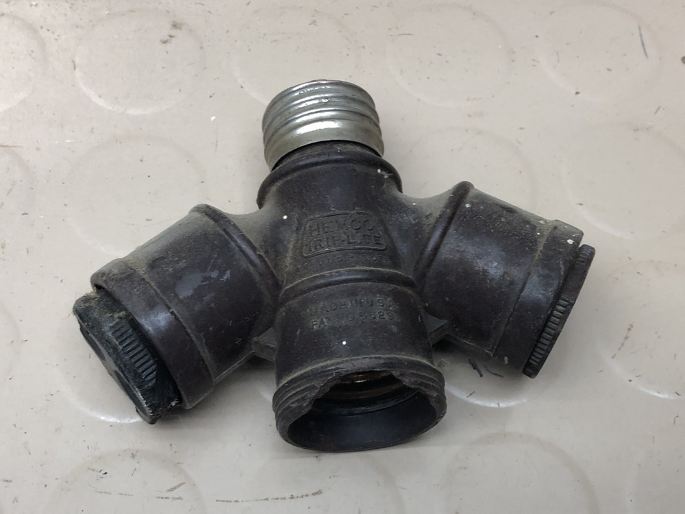 vintage Bakelight Hemco trip-lite Triple Socket + inserts
