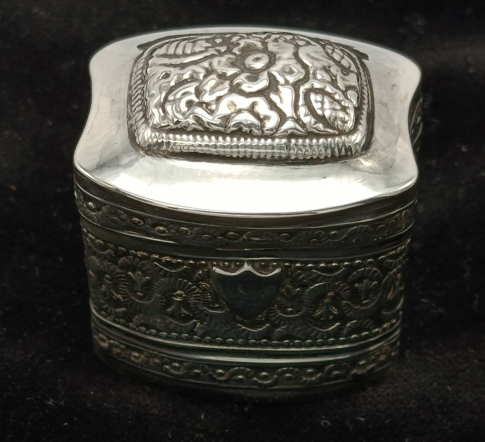19th Century Loderein Dutch Scent Snuff Solid Silver Repousse Hinged Lid Box