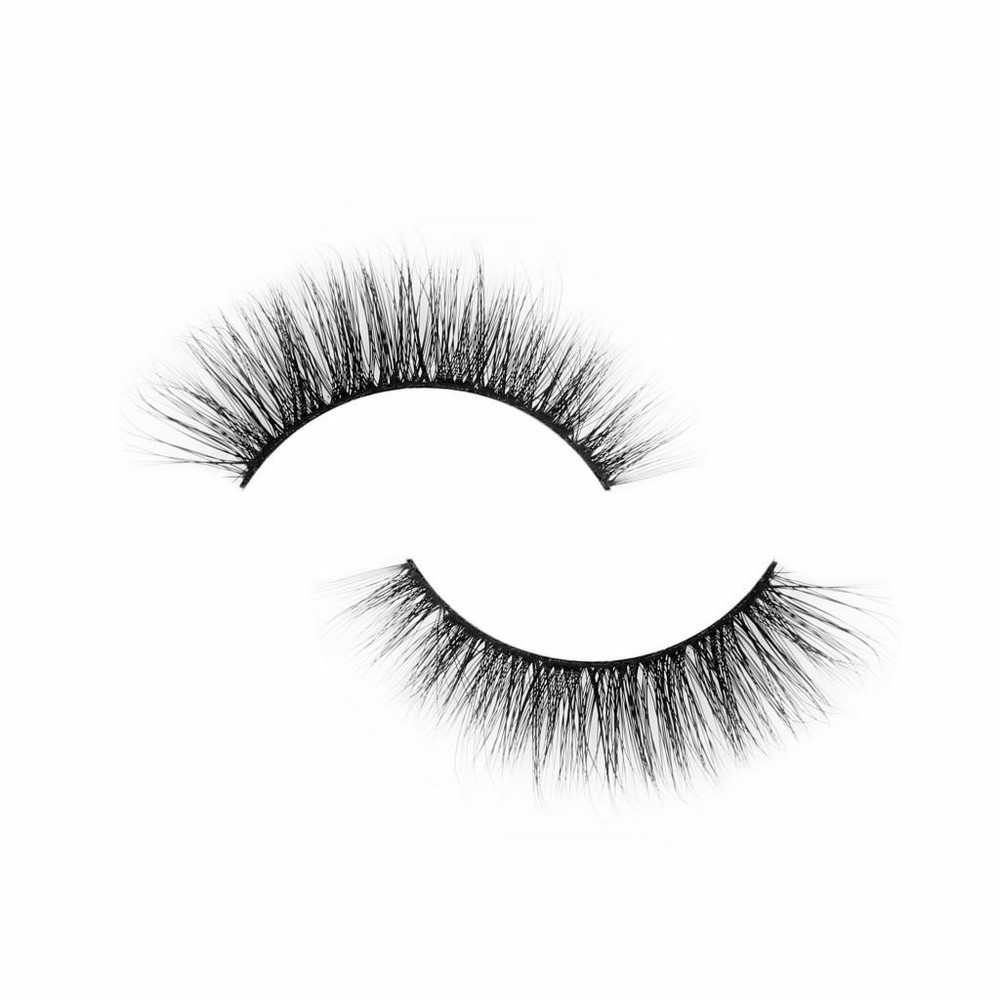 MOTD Cosmetics Faux Mink Lashes Pose