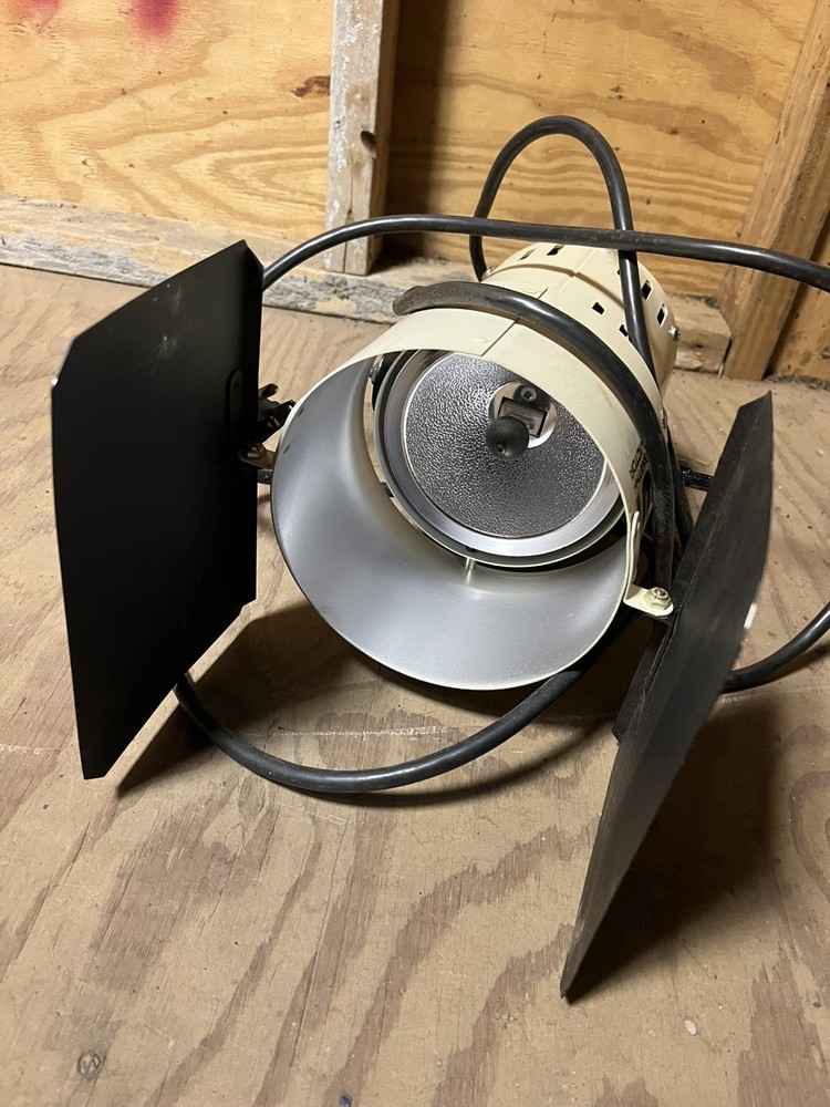 SMITH VICTOR, 2 Video Lighting Units, model Q60, .Adjustable.