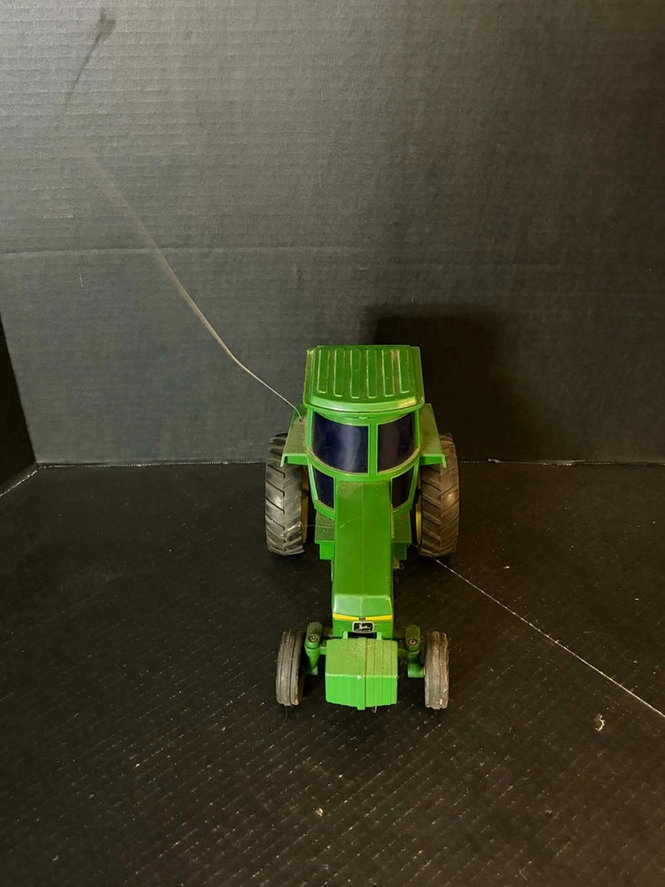 ERTL JOHN DEERE 9-FUNCTION RADIO CONTROLLED TRACTOR NOT TESTED NO CONTROLLER