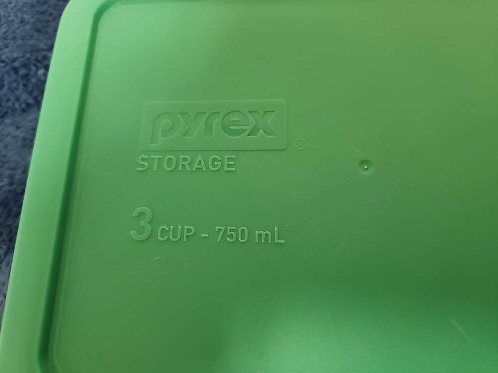 Pyrex 3 Cup Dish With Green Lid 7210