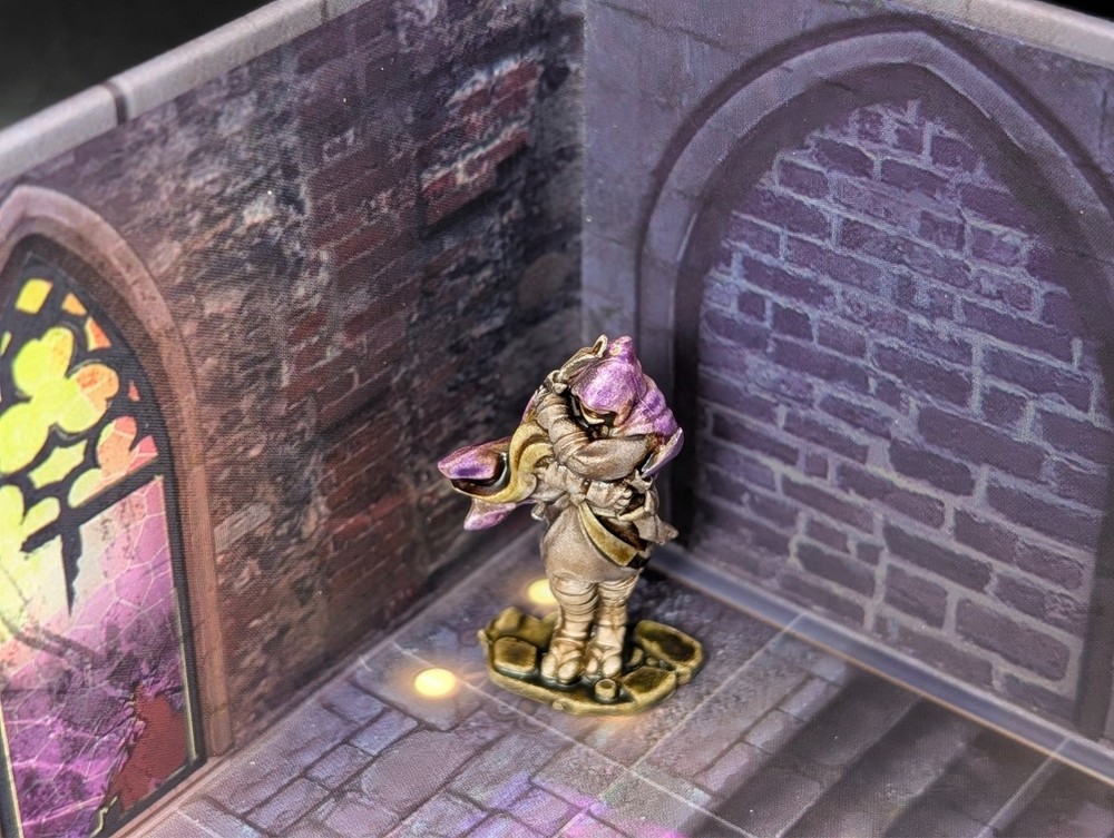 Well painted rogue with daggers d&d miniature