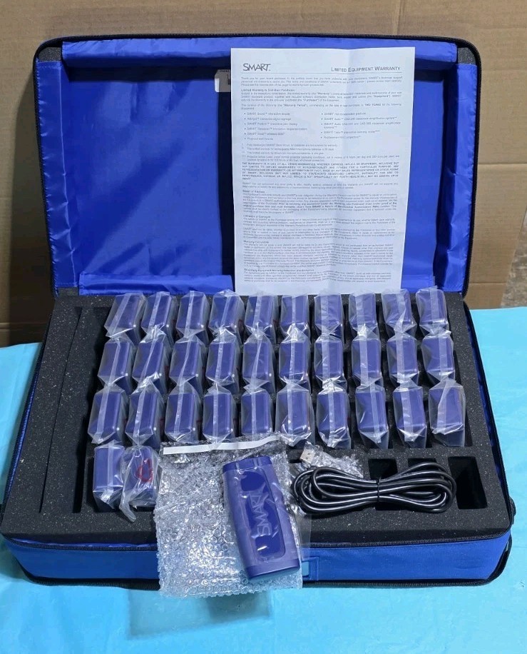 New SMART Response LE Interactive Response System Set Of 32 With Case NEW!