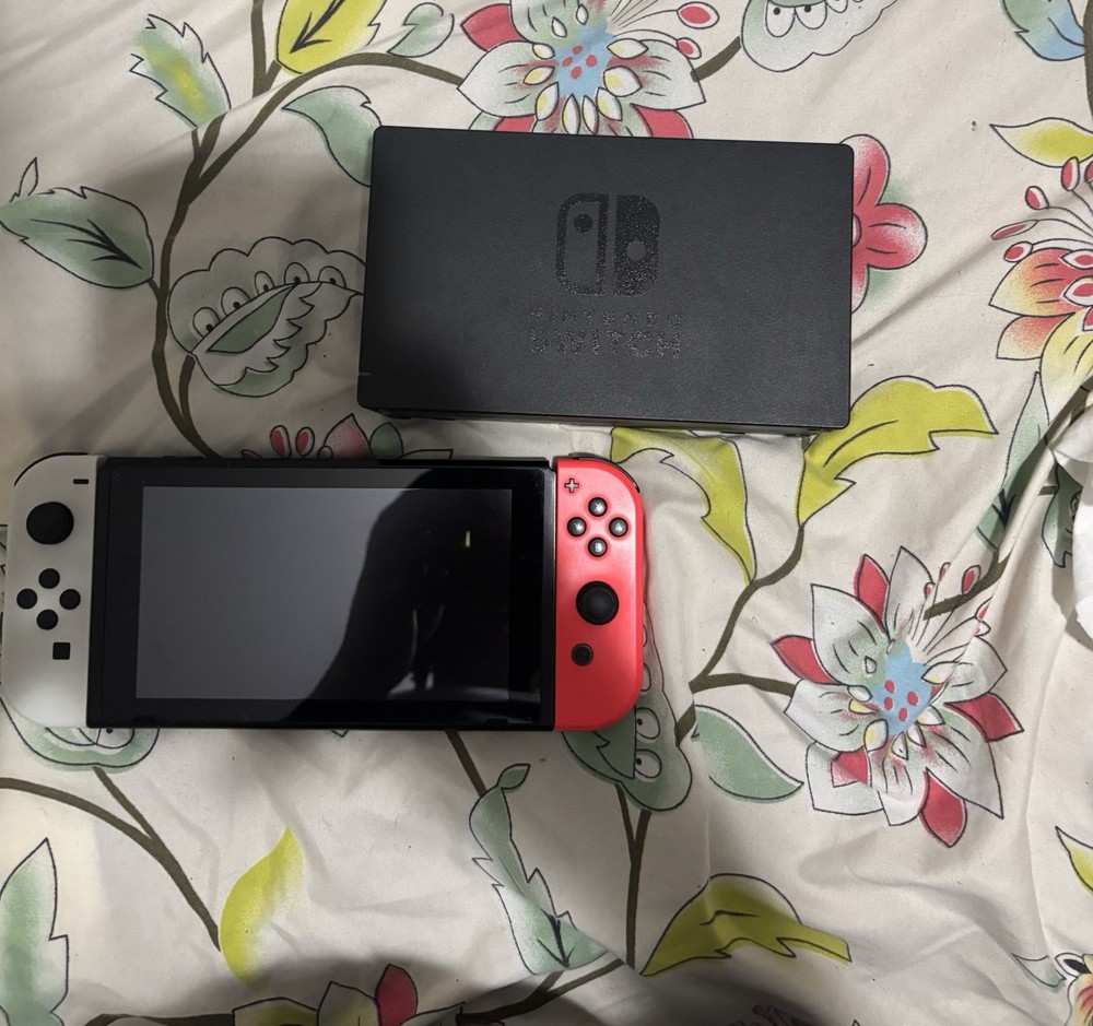 Nintendo Switch Handheld Console HAC-001 w/ controller/dock/case