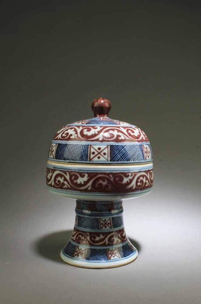 A Porcelain Stem Round Container. 'XuanDe' mark