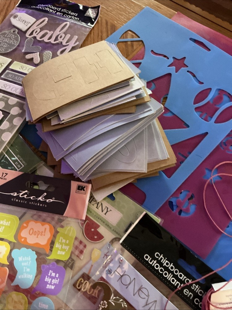 LARGE ASSORTMENT OF CRAFT ITEMS