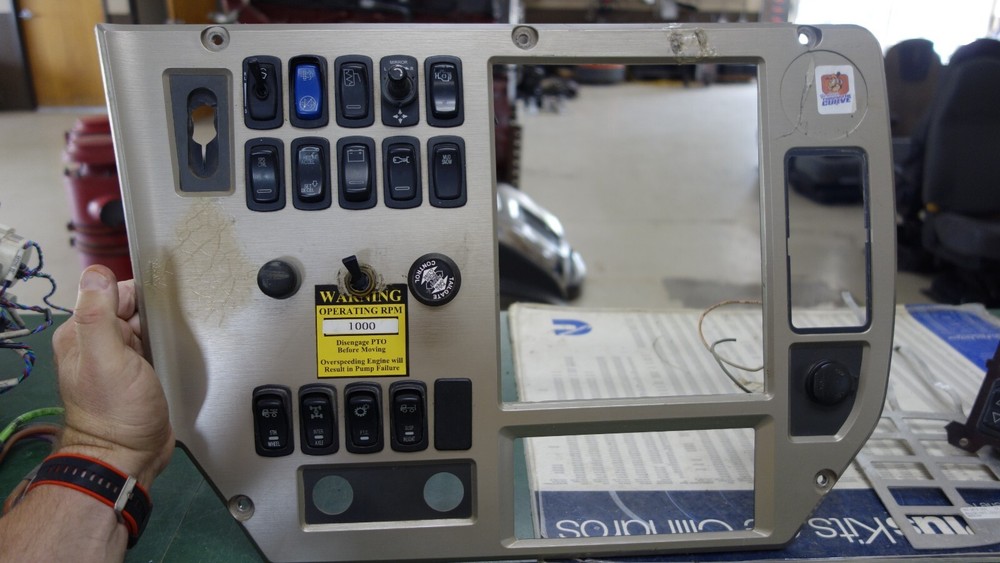 Mack Switch Panel 84mt5102m CXU613