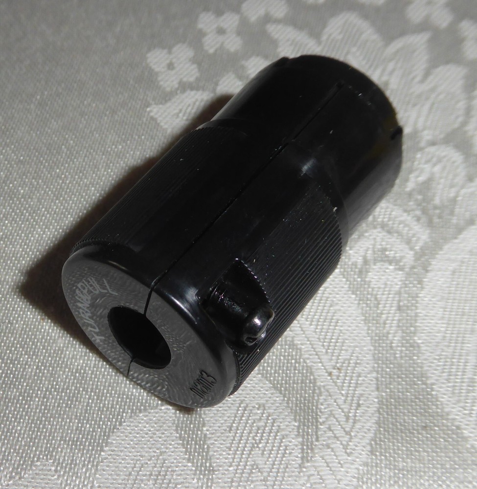 Hubbell HBLM7464V Twist Lock Connector - Midget