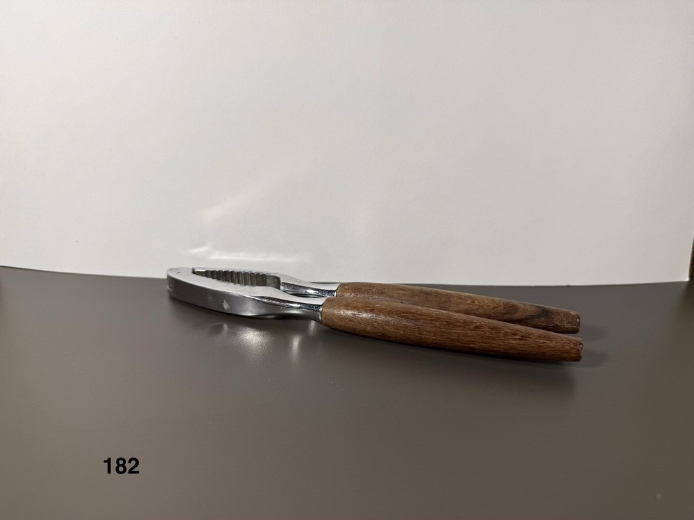 Nutcracker With Wood Handle 6.75”