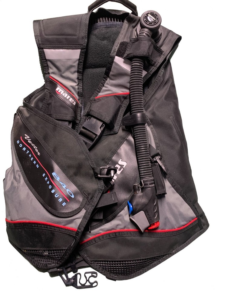 2 MARES SCUBA VECTOR 840 BCD'S. 1 LARGE, 1 SMALL. $75.00 EACH.