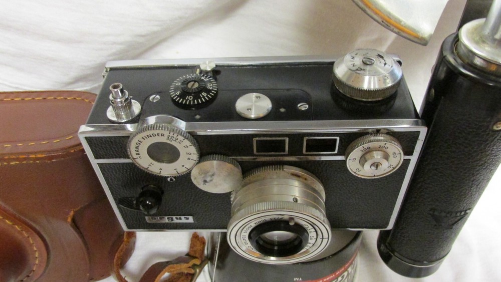 VINTAGE 1950s ARGUS C3 CAMERA WITH FLASH & BULB