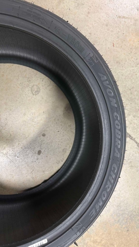 Avon TIRE Rear Cobra Chrome 300/35VR18