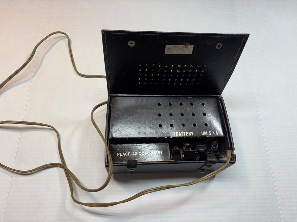 Vintage Highwave AC-DC Solid State 10 Transistor, Black Plastic Case Korea