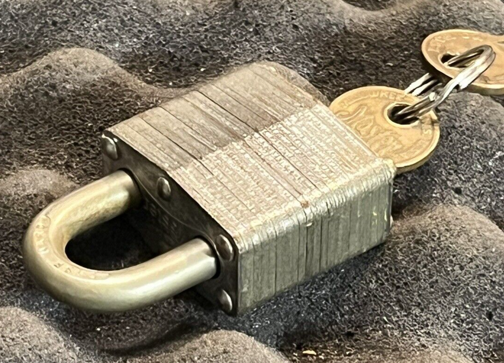 MASTER LOCK COMPANY #3 PADLOCK (2) BRASS KEYS.