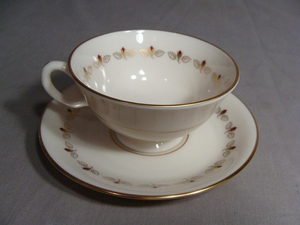 1 LENOX 5 Piece Place Setting In The Romance Pattern, USA