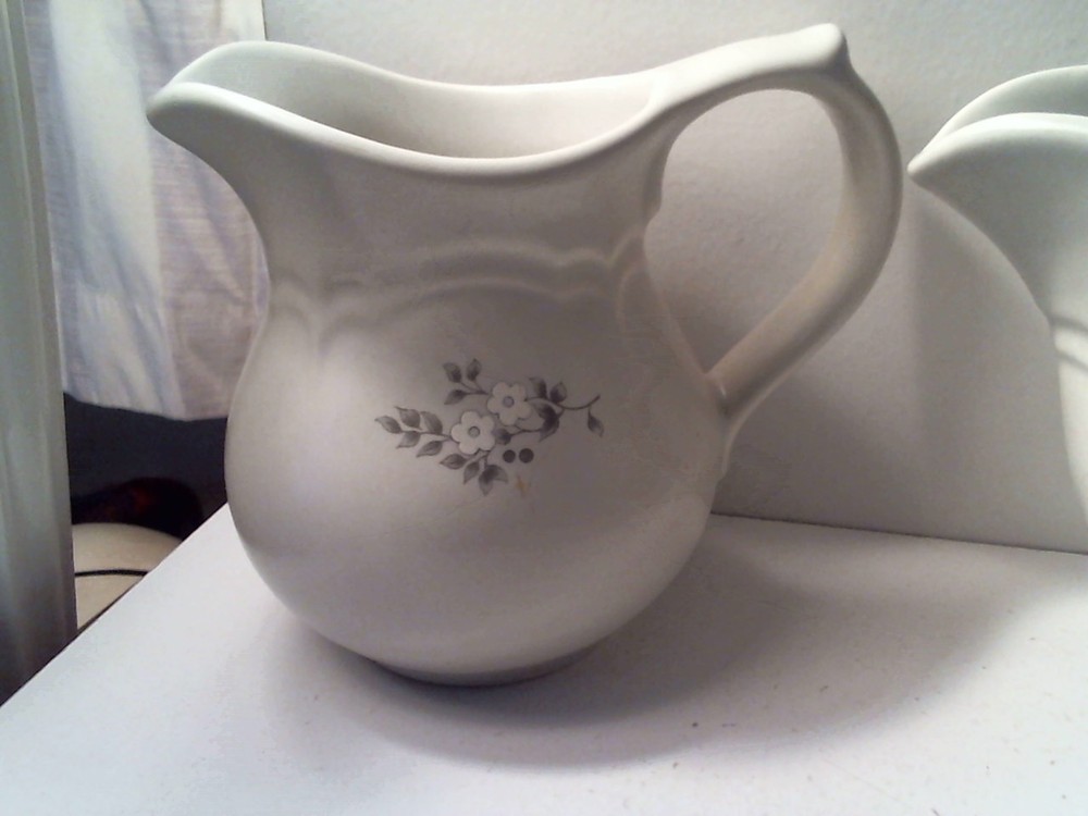 Pfaltzgraff Gravy Server & Creamer Server - Excellent Condition