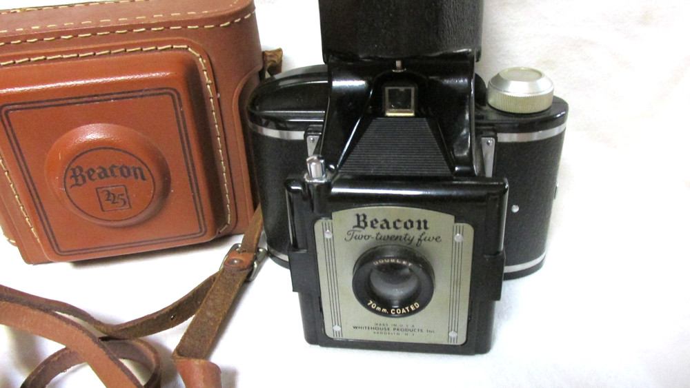 VINTAGE 1950s BEACON TWO TWENTY FIVE CAMERA w/ FLASH & FULL CASE
