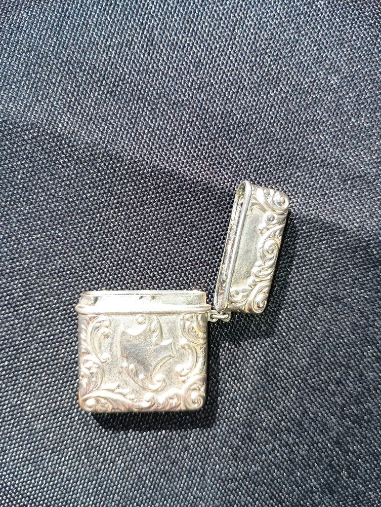 ANTIQUE VICTORIAN STERLING SILVER MATCH SAFE