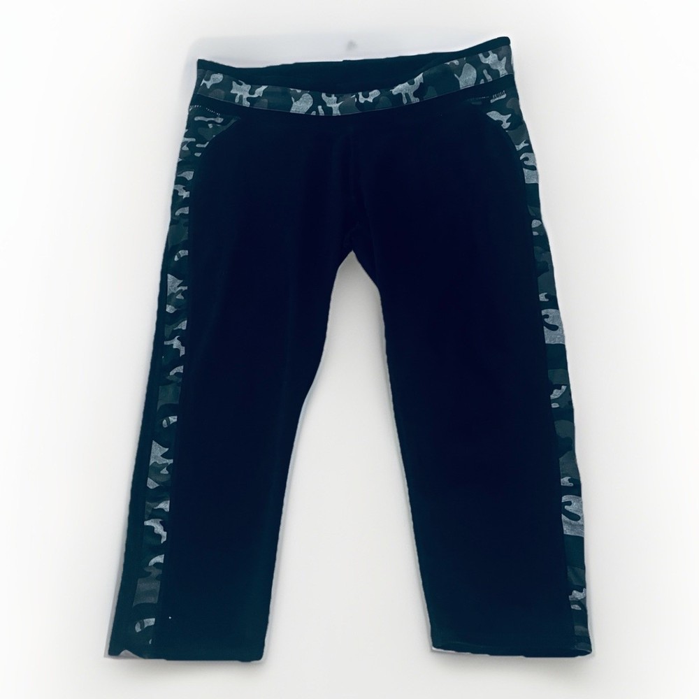FABLETICS "Camacan" Camo Capri leggings Size M/L