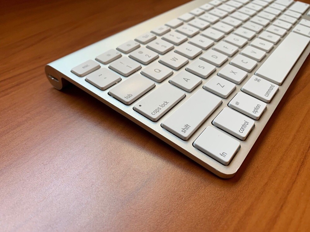 Bluetooth Apple Wireless Keyboard A1314 MC184LL/B Great Shape!!!