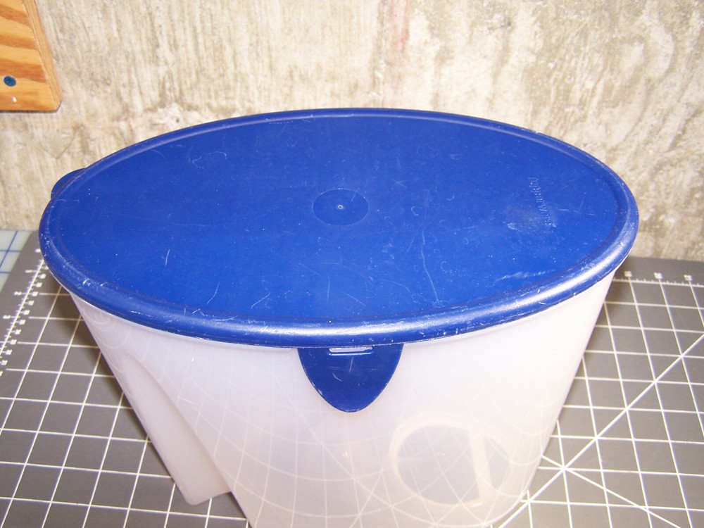 VINTAGE TUPPERWARE 21 CUP SHEER CONTAINER # 4002 LID # 4001