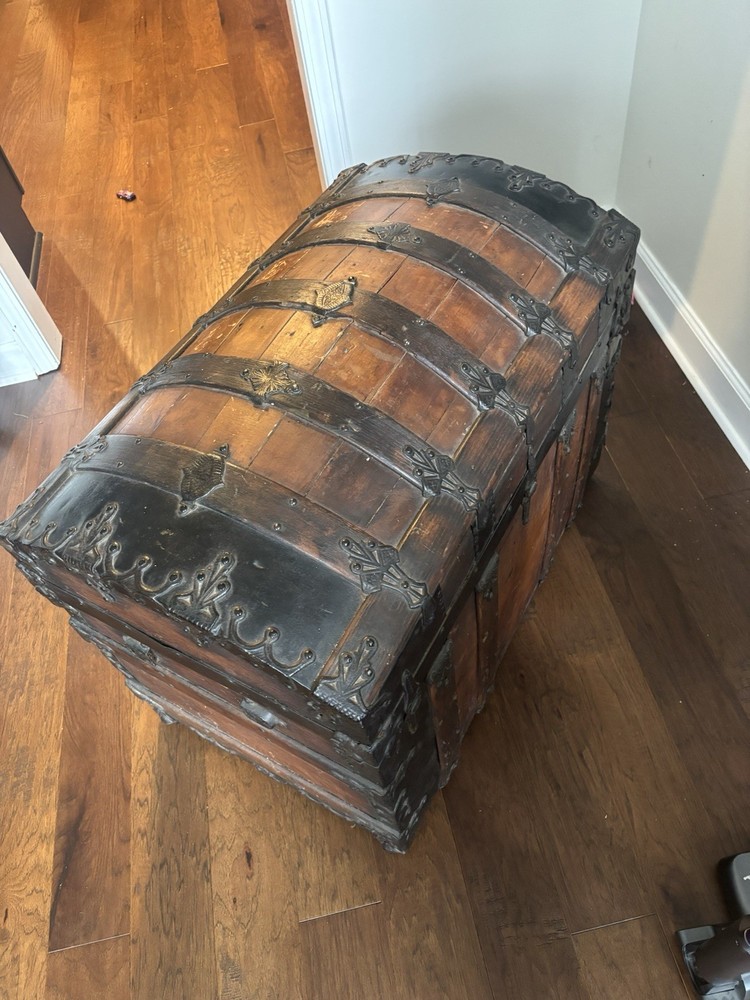 Vintage Steamer Trunk (From 1880-1920)