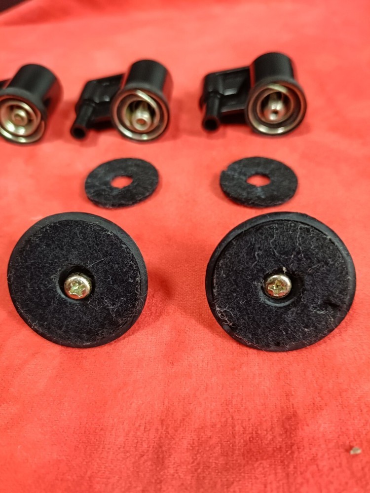 Insulators included with the Technics SL-1700 turntable