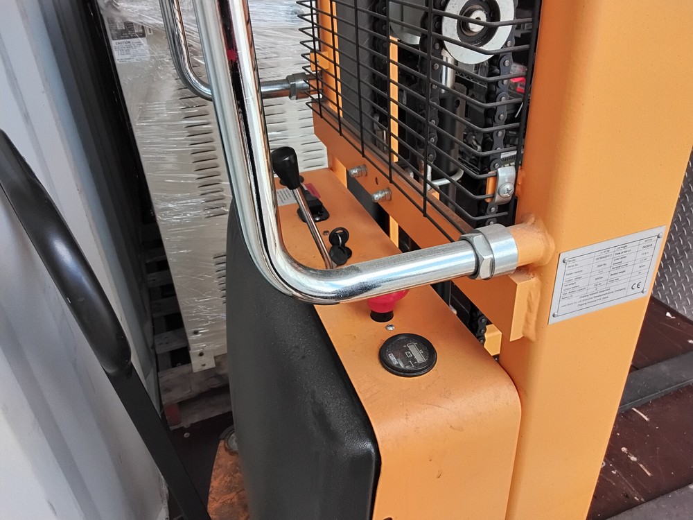 Uline H-5439 Straddle Stacker (LOCAL PICK-UP)