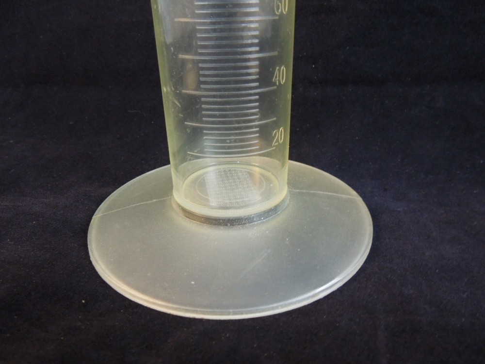 GRADUATED PLASTIC MEASURING CYLINDER 250ml Volume 2ml Measuring Increments