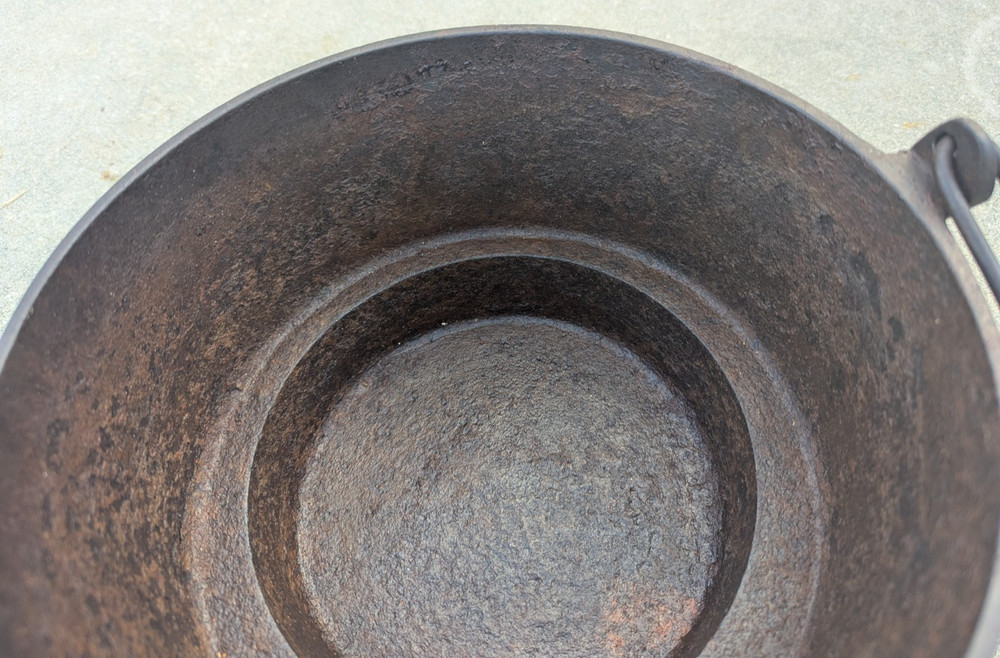 Cast Iron Gate Mark Eccentric Footed Offset Bottom Cowboy Pot Kettle Cauldron #8