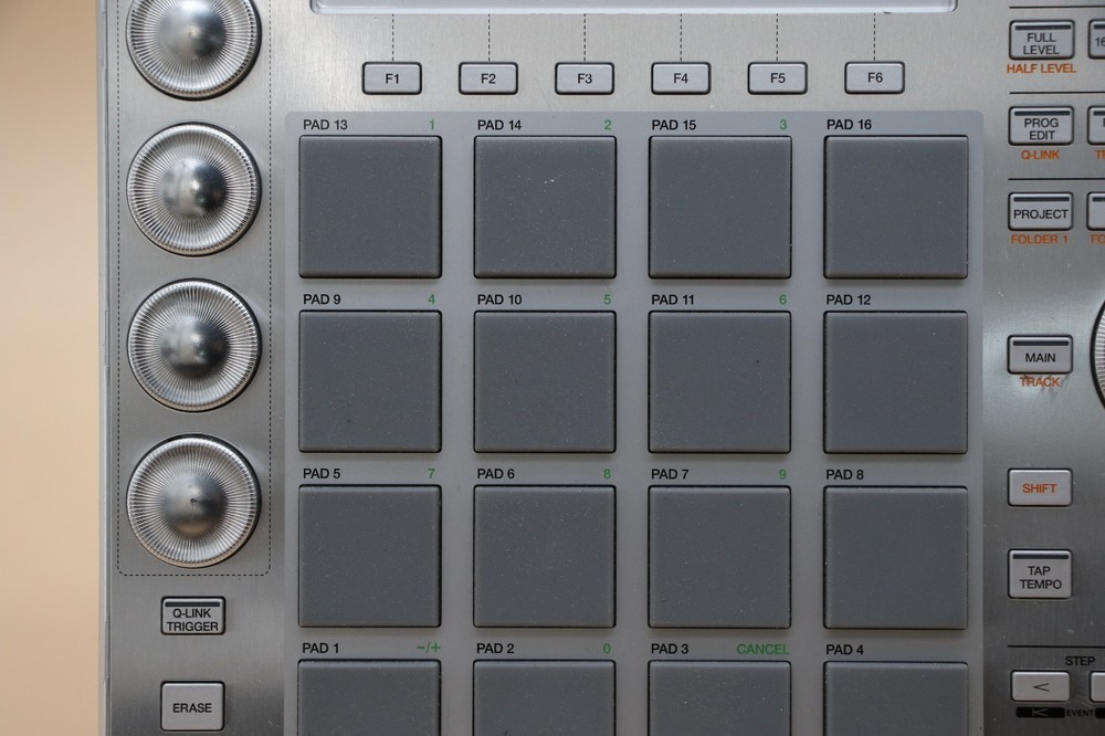 Akai Professional MPC Studio Music Production Controller - Silver