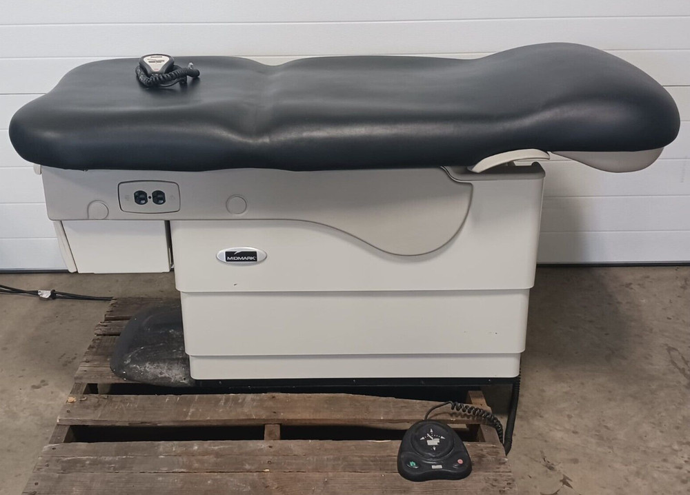 Midmark Exam Table 623-007 w/ Foot Switch & Handheld Controller