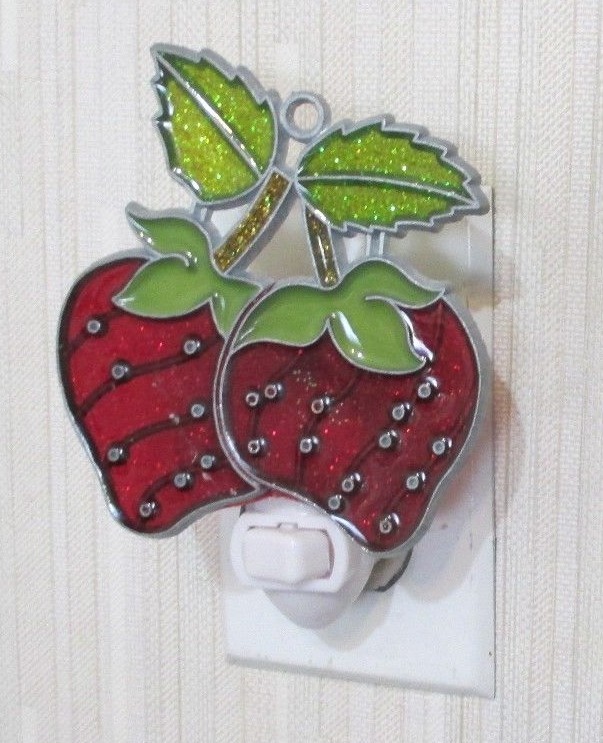 STRAWBERRY NIGHTLIGHT (SMALL STRAWBERRIES SUNCATCHER LIGHT)