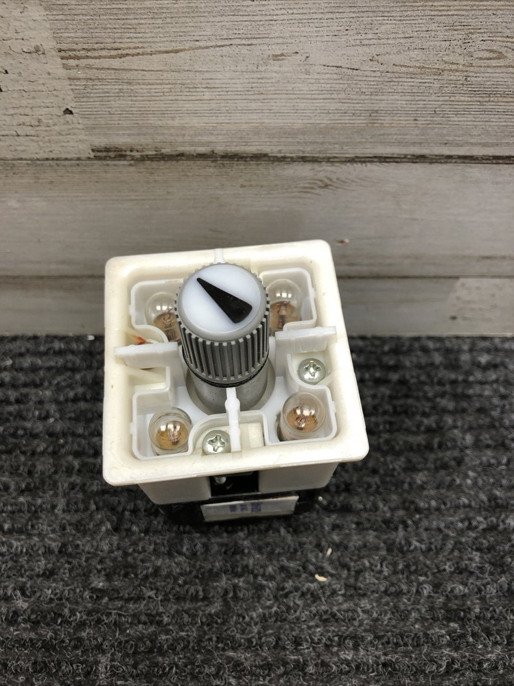 NOS Senasys 910AEA521 Operator Selector Switch 240VAC