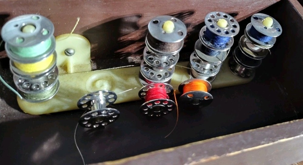 Sewing Bobbin Storage Wooden Box With 19 Bobbins 🆓📦