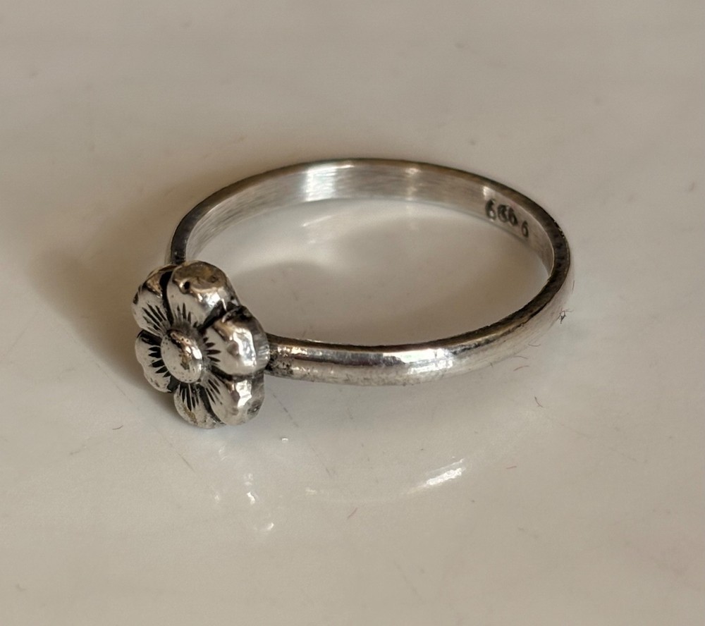 Daisy ring , Minimalist hand made fine silver 999.