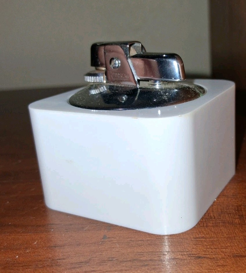 Vintage Ronson Varaflame White Square Table Lighter READ