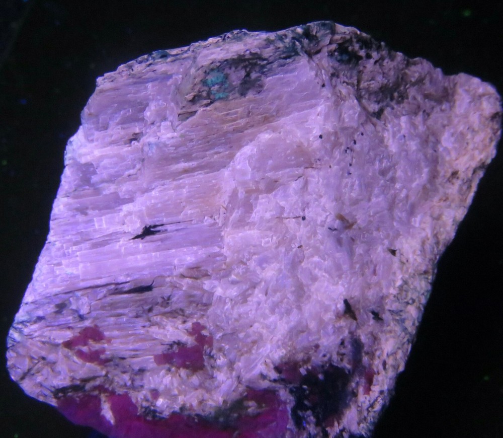 Fluorescent :  AGRELLITE   -  Kipawa River Complex  , Temiscamingue , Quebec